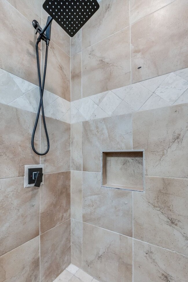 Building Photo - Luxury remodel in NW Oklahoma City
