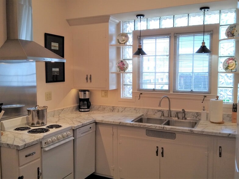 Kit. - 501 E Mississippi Dr