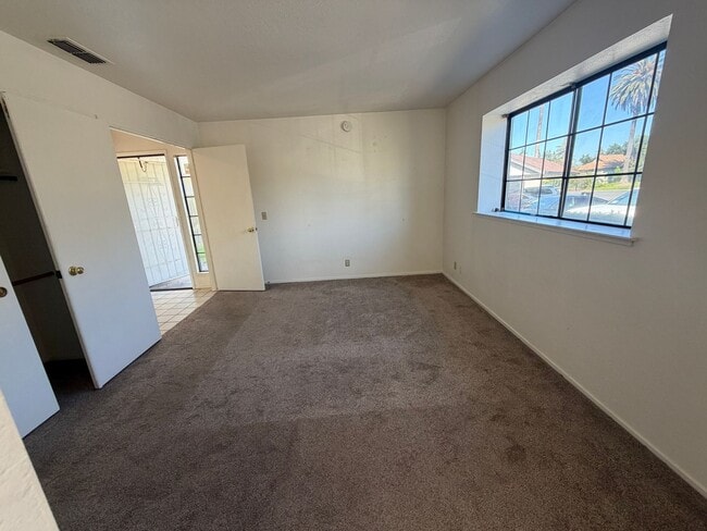 Building Photo - Great Townhome!