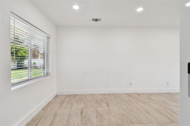 Building Photo - 910 43rd St W