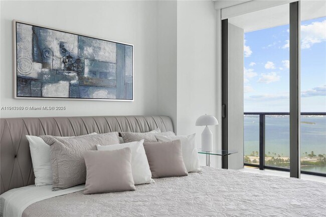 Building Photo - 501 NE 31st St