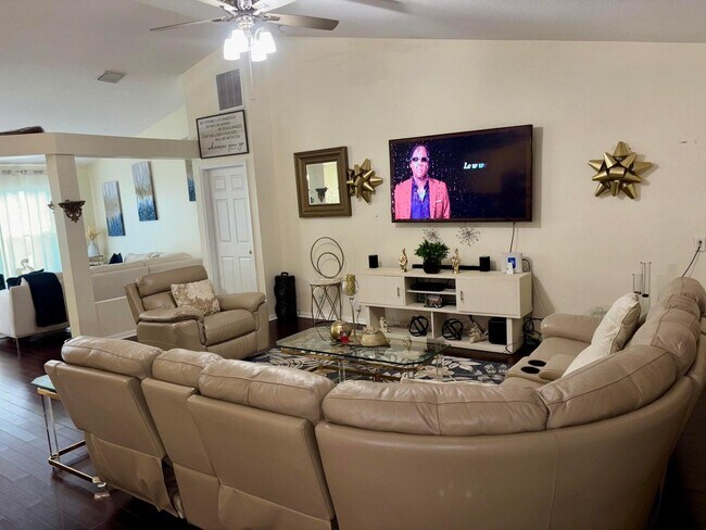 Building Photo - 981 SW McComkle Ave