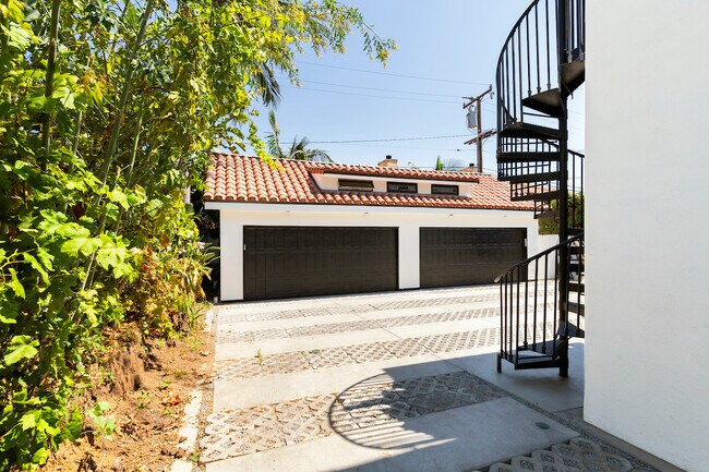 Building Photo - 856 Huntley Dr