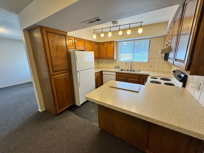 Building Photo - Cute, Cozy, Downtown Beauty.