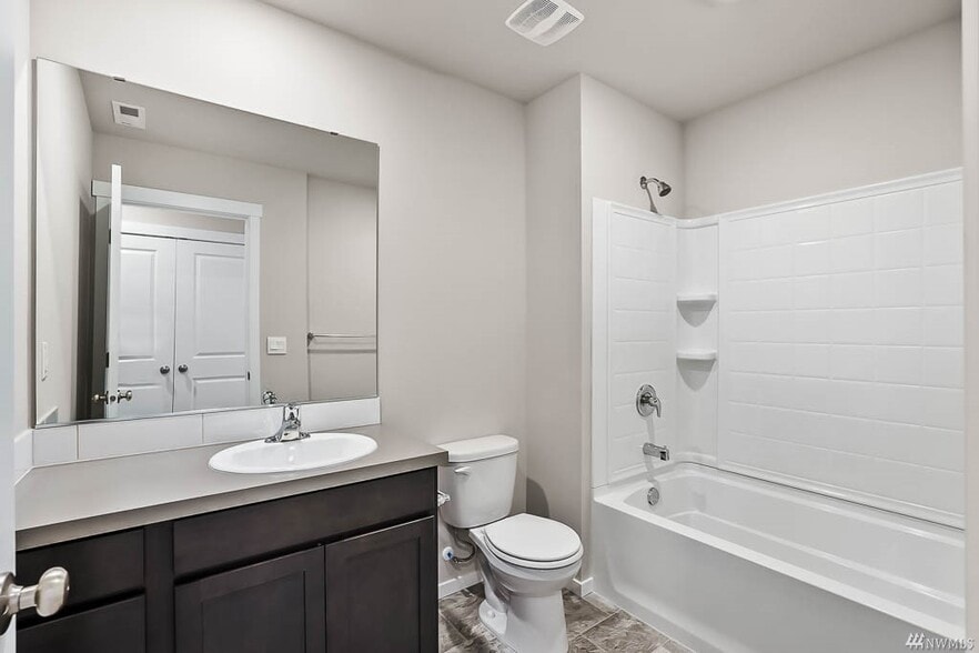 Main bath with tub/shower - 5746 Waverly Rd SW