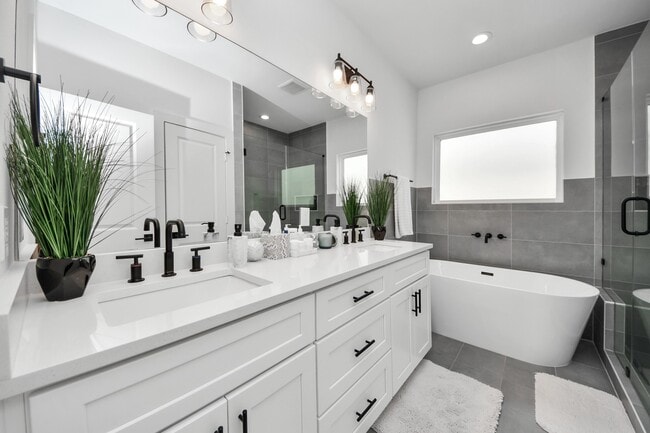 Building Photo - 8320 Brecha Ln