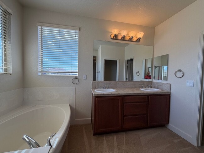 Building Photo - Spacious 4 Bedroom, 2.5 Bath in North Valleys