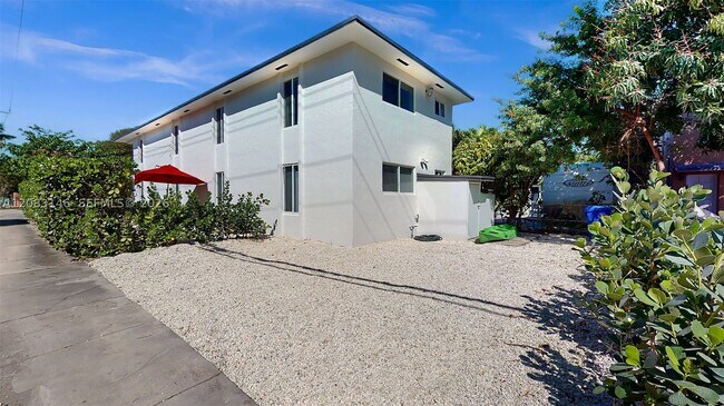 Building Photo - 3558 SW 26th St