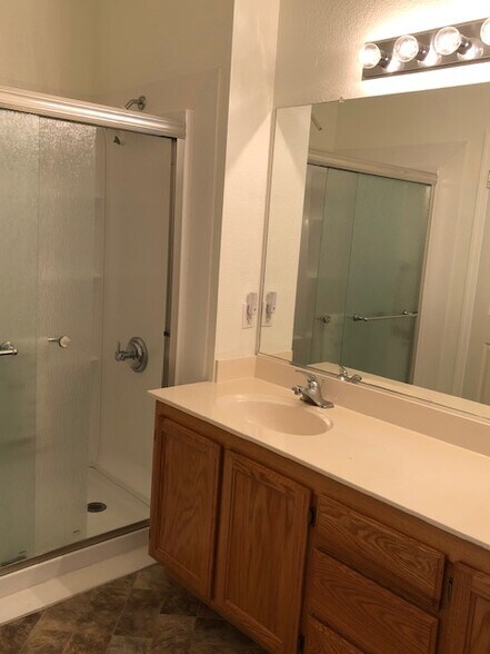 Master Bathroom - 611 Horizon Cv
