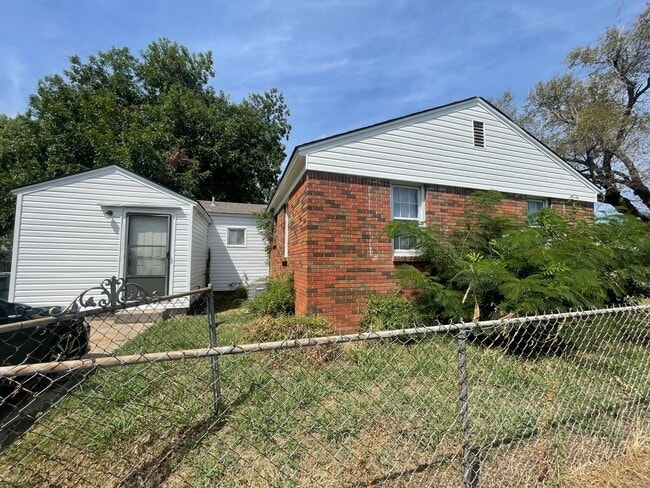 Building Photo - 3 Bedroom Midwest City Home!