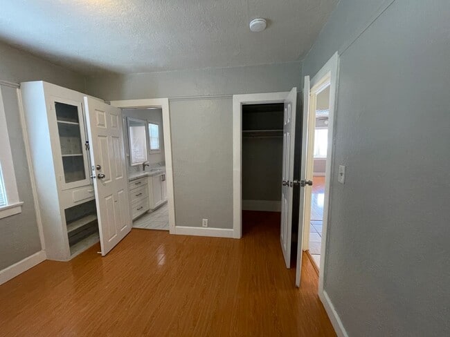 Building Photo - Gorgeous 2 Bedroom Home! Convenient Location!