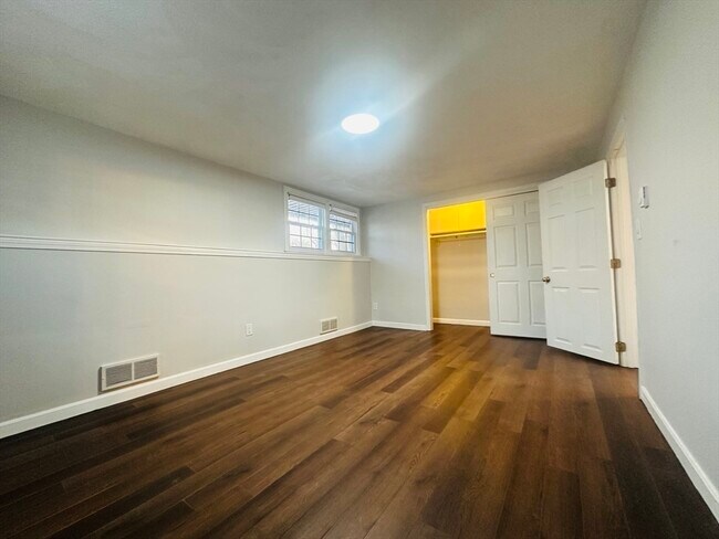 Building Photo - 222 School St