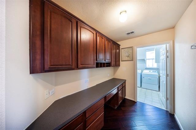 Building Photo - 9208 Longview Dr