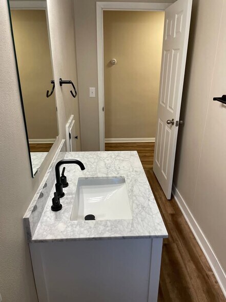 Building Photo - 415 Algoma St