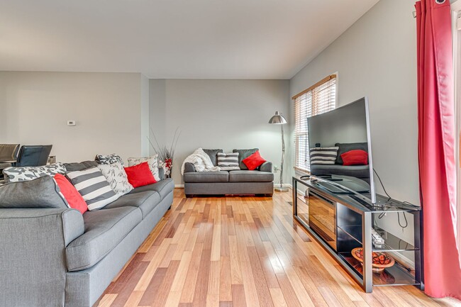 Building Photo - Charming 3 Bedroom Home in Prime Clinton L...