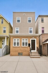 Building Photo - 154 Garside St