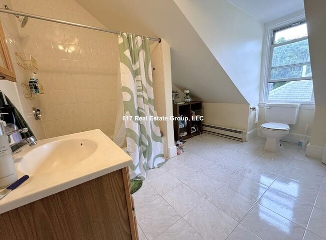 Building Photo - Large 4 bed 2 bath in a prime location in Coolidge Corner.