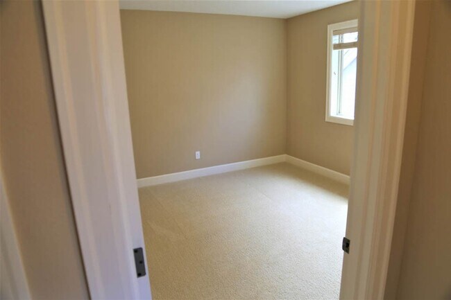 Building Photo - Nice 4bed/2.5 Bath Home, Gas Range