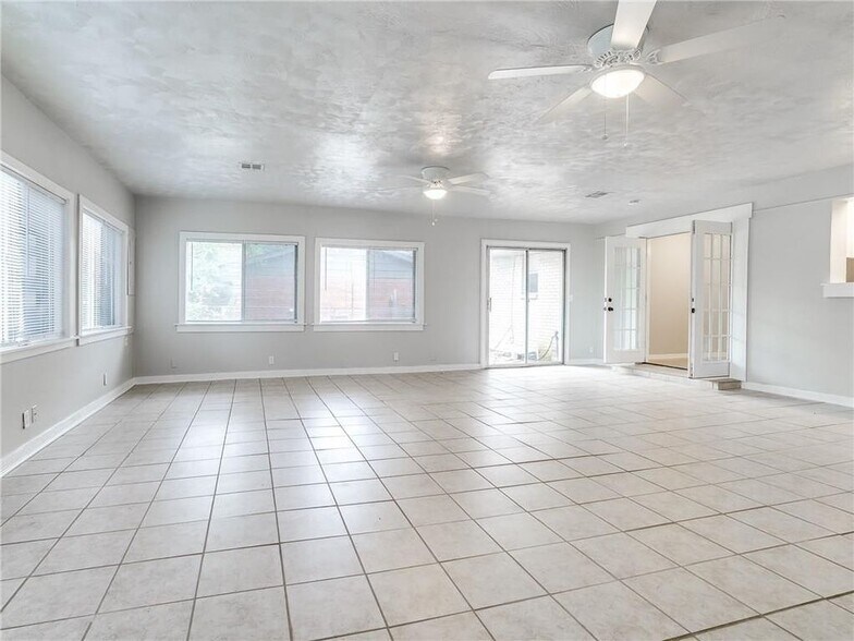 Building Photo - 2215 Beverly Hills St