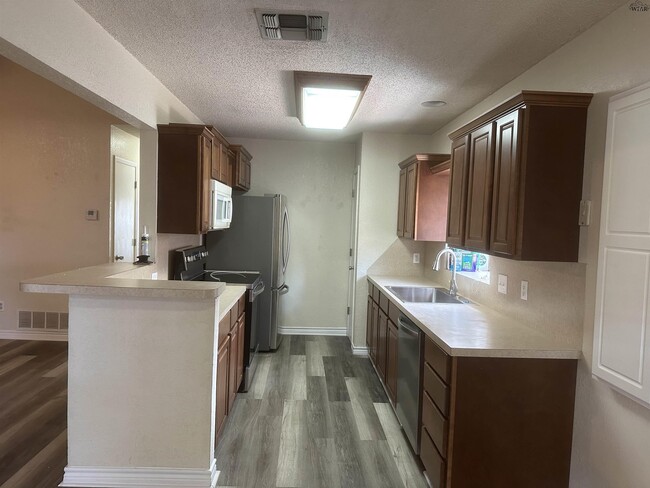 Building Photo - 2 Bayberry Ct