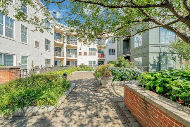 Building Photo - 443 2nd St