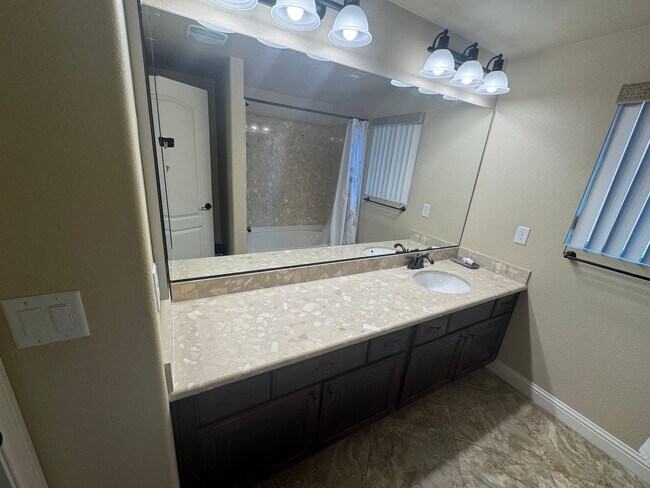 Building Photo - 4-bedroom house for rent in Highlands Ranch!