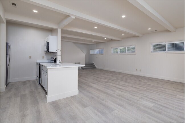 Building Photo - 206 Montoya Dr