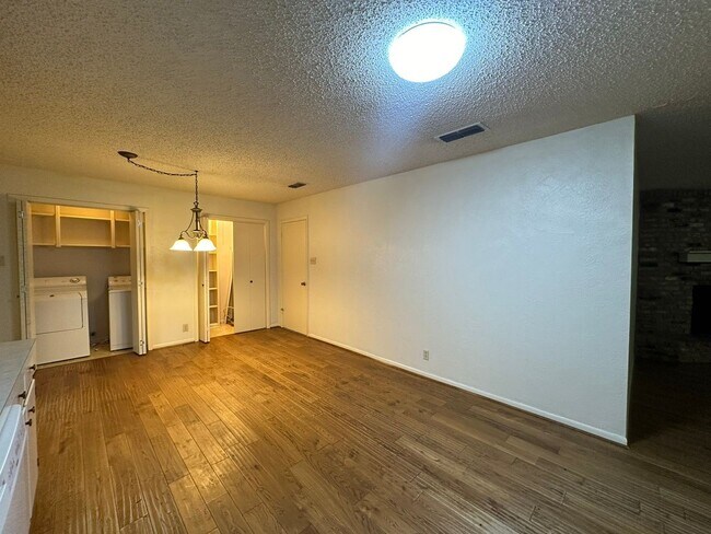 Building Photo - Coming Soon! 3 Bedroom 2 Bath in Whitehous...