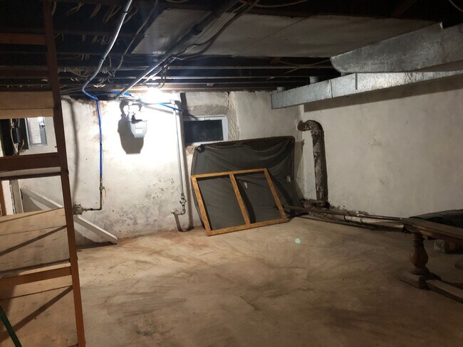 Building Photo - Fantastic 4 Bedroom/ 1 Bath Renovated Home...