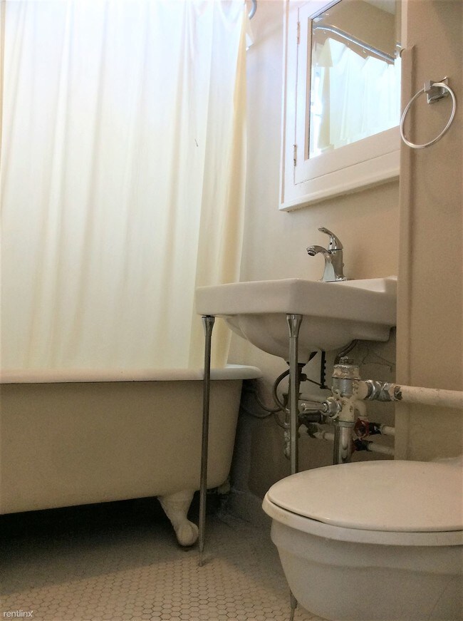 Building Photo - 2464 Harney St