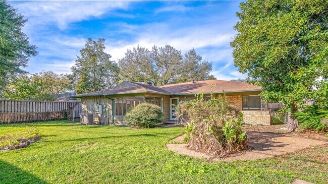 Building Photo - 3107 Prescott St