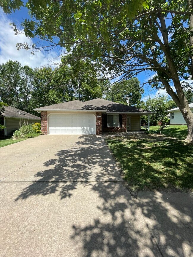 Building Photo - 609 Heidman