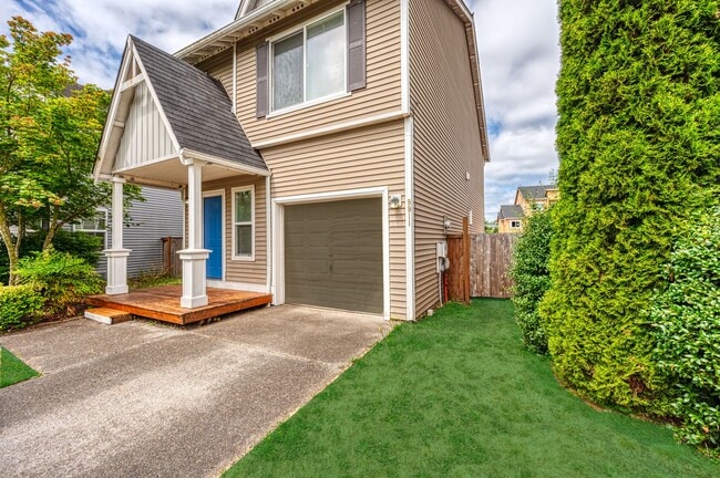 Building Photo - 3 Bedroom 2.5 Bath with fenced yard