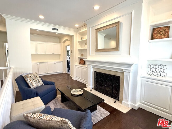 Building Photo - 5 Marisol