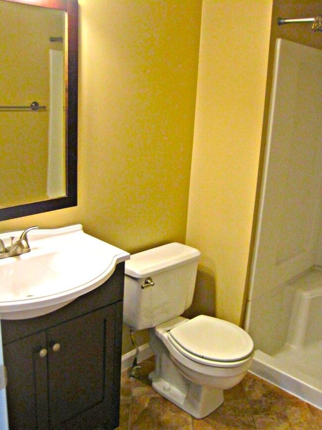 Building Photo - Top Floor Condo with Fireplace and Open Fl...