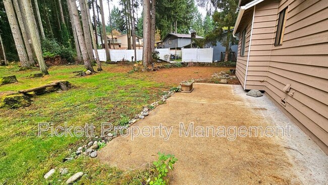 Building Photo - 5401 Pineridge Dr NE