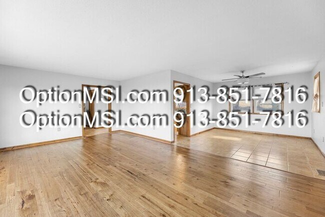 Building Photo - Country Charm Just Minutes From Lawrence!