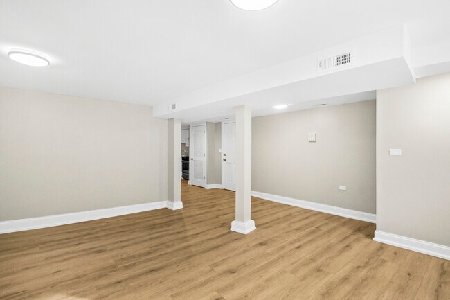 Building Photo - 4148 W Cornelia Ave