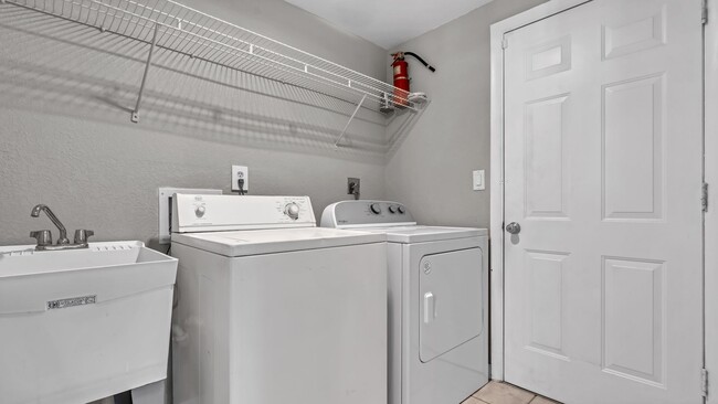 Building Photo - Fantastic 3br/3ba/2car gar home/pool in Pa...