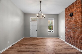 Building Photo - Fully Renovated 2BR in Historic Soulard | In-Unit Laundry | Off-Street Parking