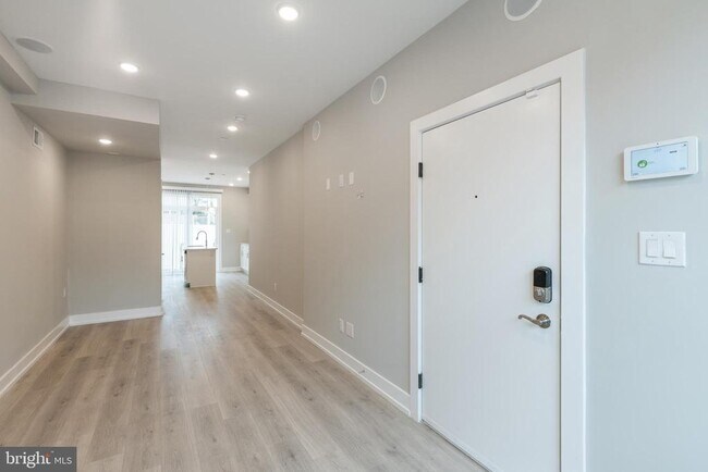 Building Photo - 2550 N Howard St