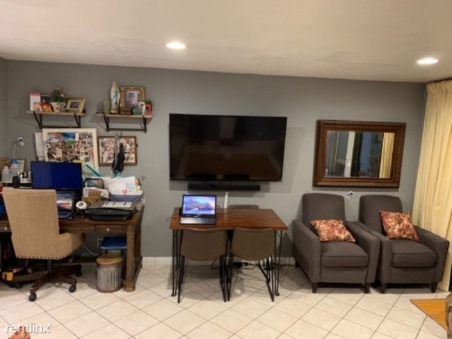 Building Photo - Studio, 1 bath Condo - 10617 Lakefront Dr