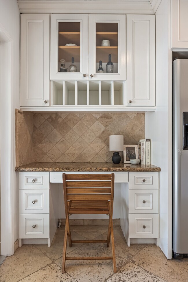 Building Photo - 2510 Santiago St