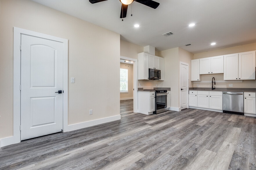 Building Photo - 511 N Davis Dr