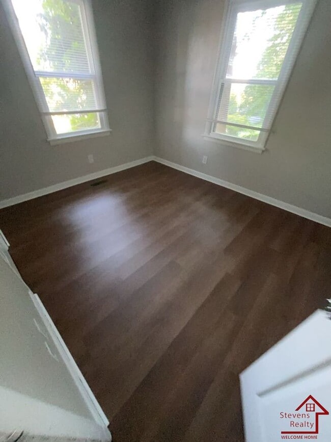 Building Photo - 712 Bronson St