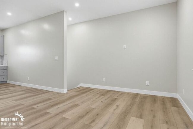 Building Photo - Beautifully Renovated 4Bdm 2Ba Apartment with Modern Finishes in San Diego!