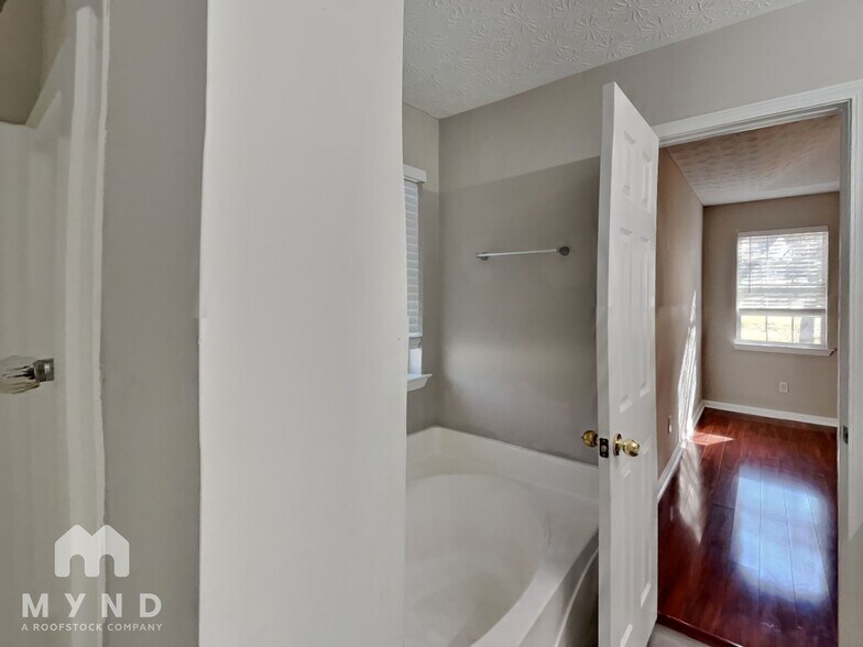 Building Photo - 301 Lacebark Ln