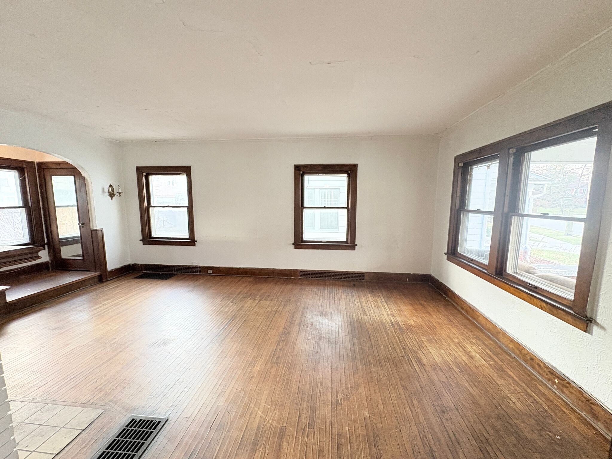 Building Photo - 1907 Oakwood Ave