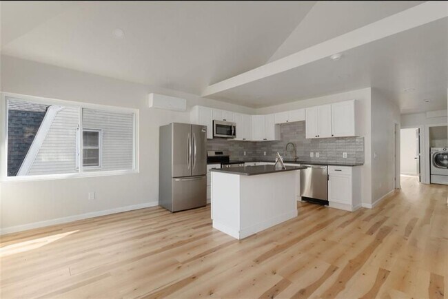 Building Photo - 460 Smithfield Ave