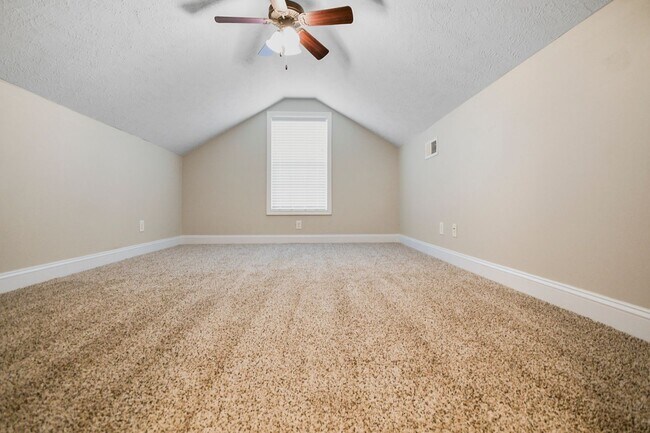 Building Photo - Pet Friendly Three Bedroom!